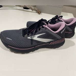 Brooks Adrenaline GTS 22 Athletic Shoes